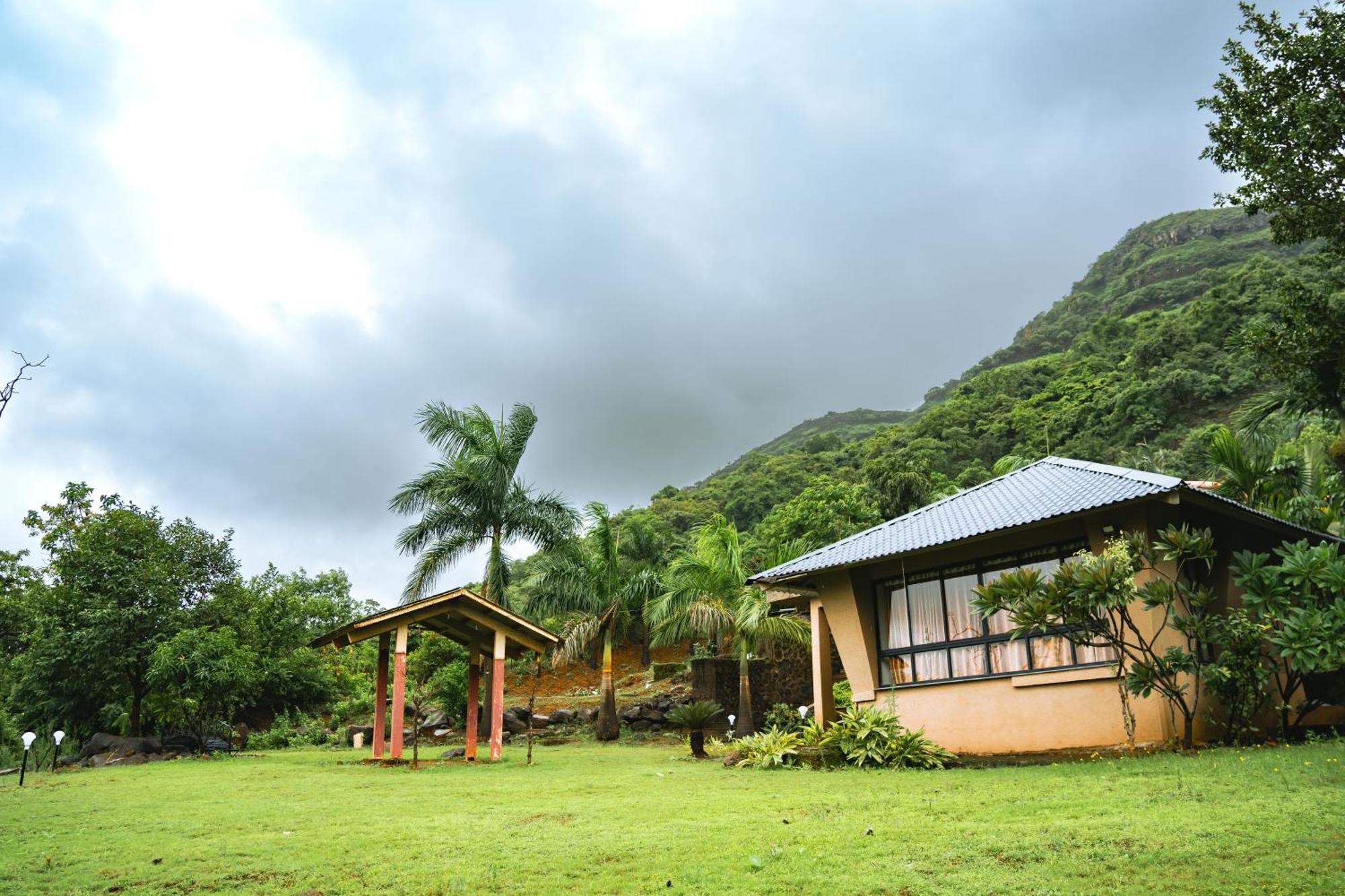 Rajlok Resorts Pune Esterno foto